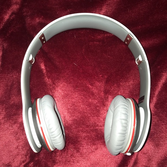 Beats Solo HD Wired Headphones - Picture 3 of 6